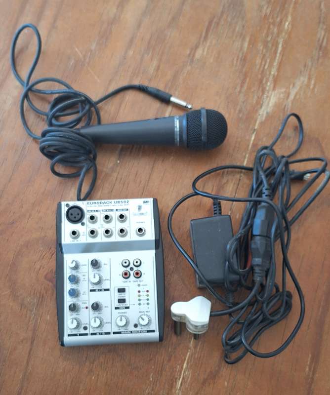 Behringer Eurorack UB502 mixer + microphone