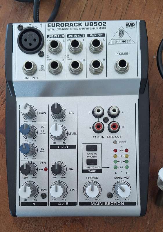Behringer Eurorack UB502 mixer + microphone