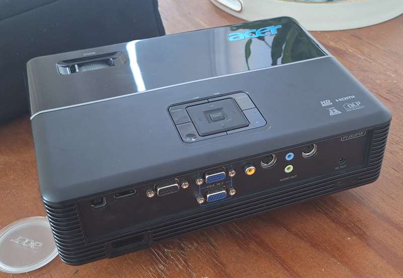 Acer P1303PW Projector  (somewhat faulty)