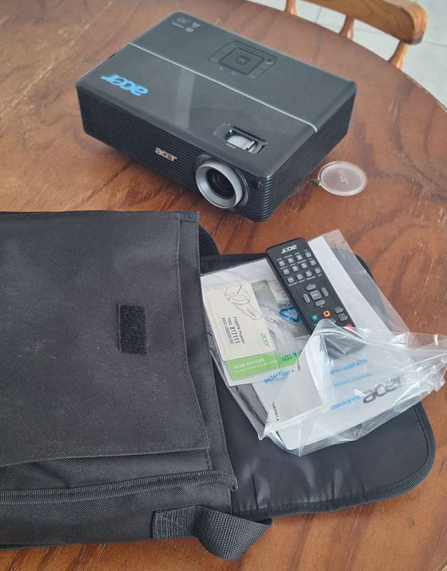 Acer P1303PW Projector  (somewhat faulty)