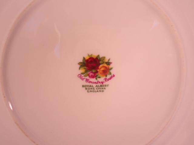 Royal Albert Bone China - Old Country Roses - Wall plate & Bracket - Made In England
