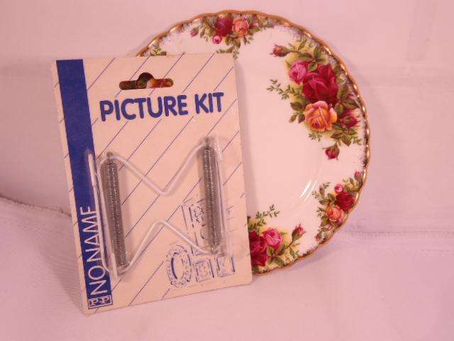 Royal Albert Bone China - Old Country Roses - Wall plate & Bracket - Made In England
