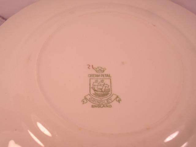 Grindley - 'Cream Petal' - Dinner Plate with Wall Bracket - Made In England