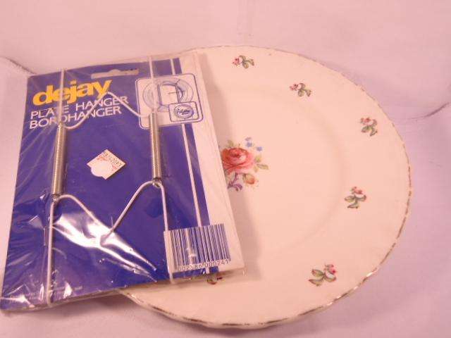Grindley - 'Cream Petal' - Dinner Plate with Wall Bracket - Made In England