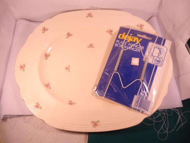 Alfred Meakin - Dinner Plate & Bracket - Made In England