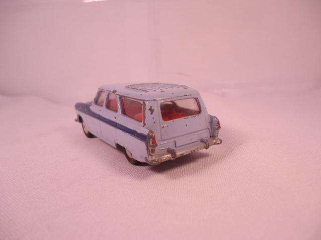 Corgi - Ford Zephyr Estate - Flat hubs - red seats - A1 - #424