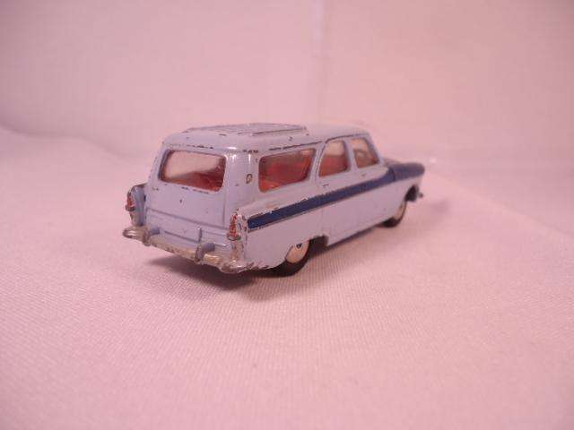 Corgi - Ford Zephyr Estate - Flat hubs - red seats - A1 - #424