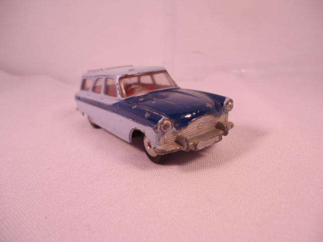 Corgi - Ford Zephyr Estate - Flat hubs - red seats - A1 - #424