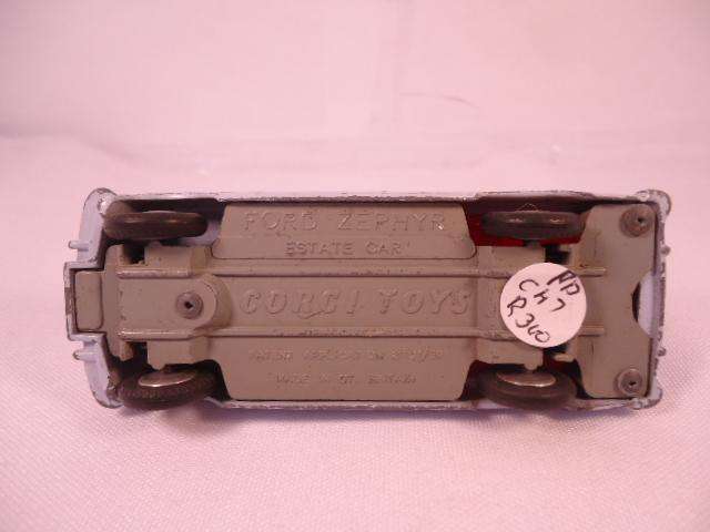 Corgi - Ford Zephyr Estate - Flat hubs - red seats - A1 - #424