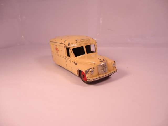 Dinky - Daimler Ambulance - #30h