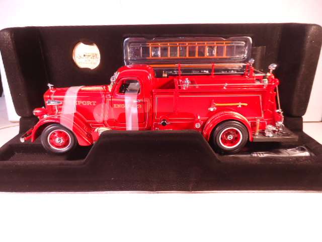 Road Signature - 1939 American LaFrance B -550RC - 24K Gold Plated Coin included - #20148