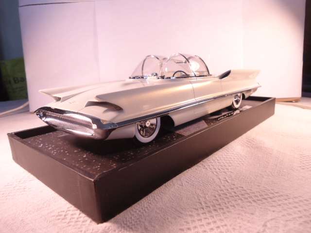 Minichamps - 1955 Lincoln Futura Concept - Limited Edition 999pcs - #107 082030
