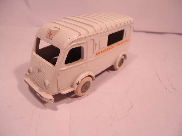 CIJ - Renault  1000KG Ambulance + Rear Step - # 3/61