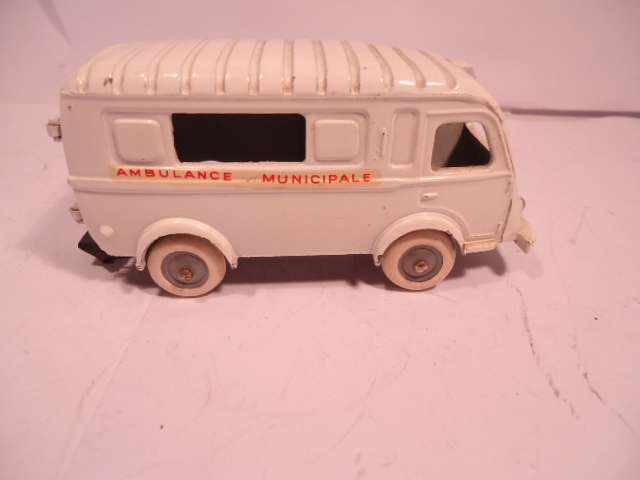 CIJ - Renault  1000KG Ambulance + Rear Step - # 3/61