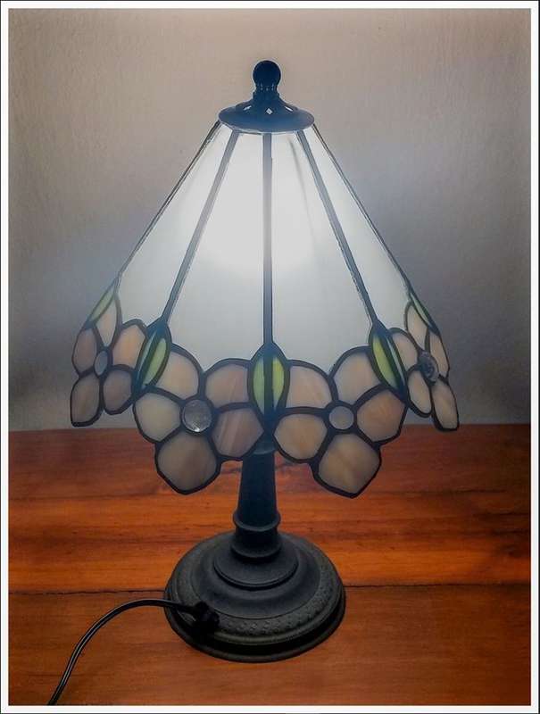 Tiffany-style Stained Glass Table lamp - 40cm high x 25cm wide