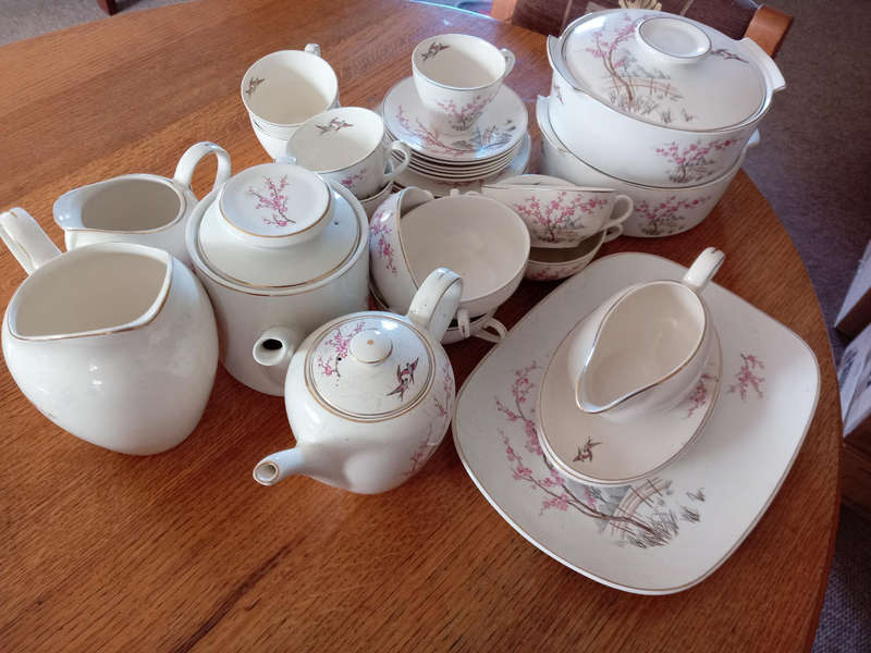 Alfred Meakin Dinner set pieces