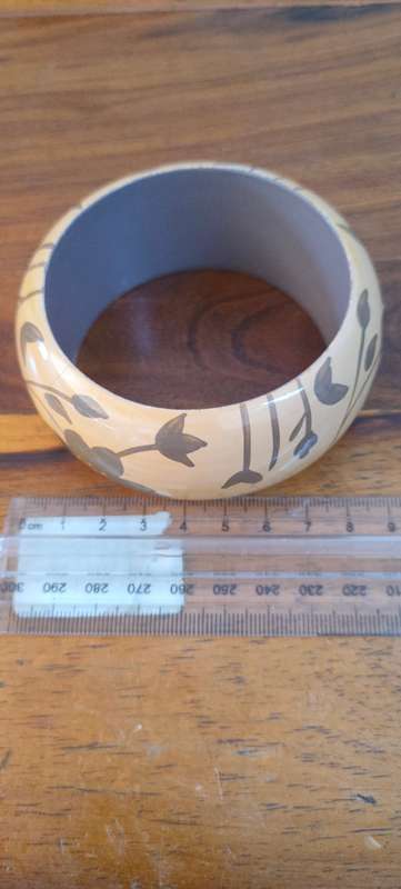 Large bangle with flower motif