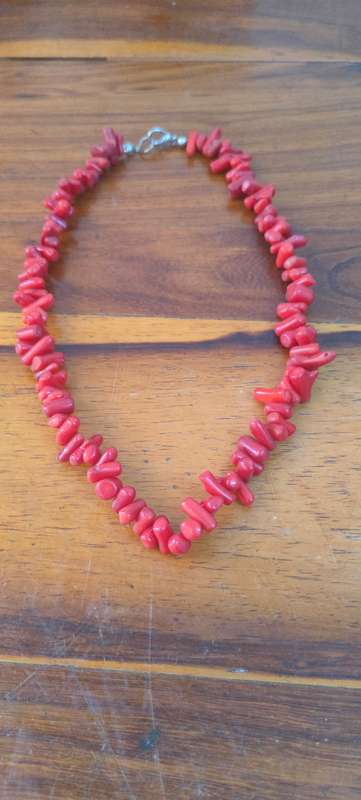 Red chip beads necklace