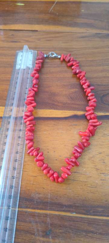Red chip beads necklace
