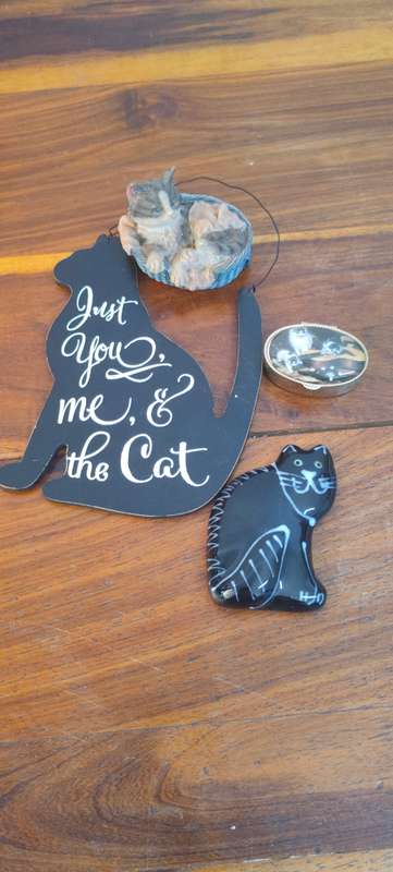Lot of 5 cat ornaments (includes a vintage pill box)