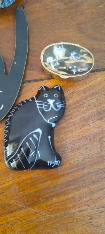 Lot of 5 cat ornaments (includes a vintage pill box)