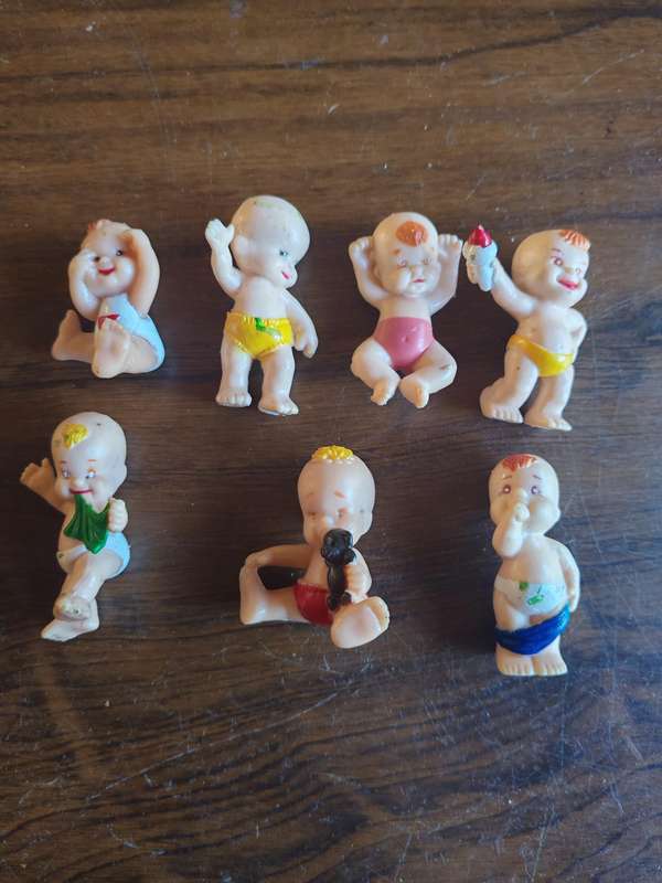 Lot of 7 vintage magic diaper babies? / Happy nappy?