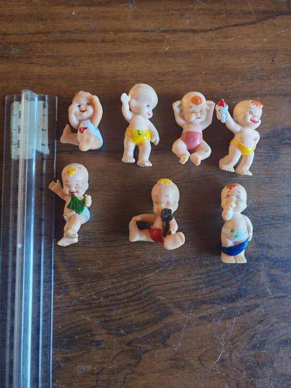 Lot of 7 vintage magic diaper babies? / Happy nappy?
