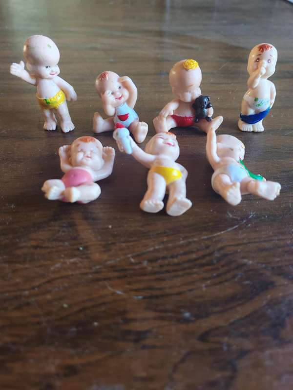 Lot of 7 vintage magic diaper babies? / Happy nappy?