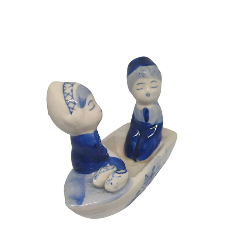 Vintage Delft like couple in a boat