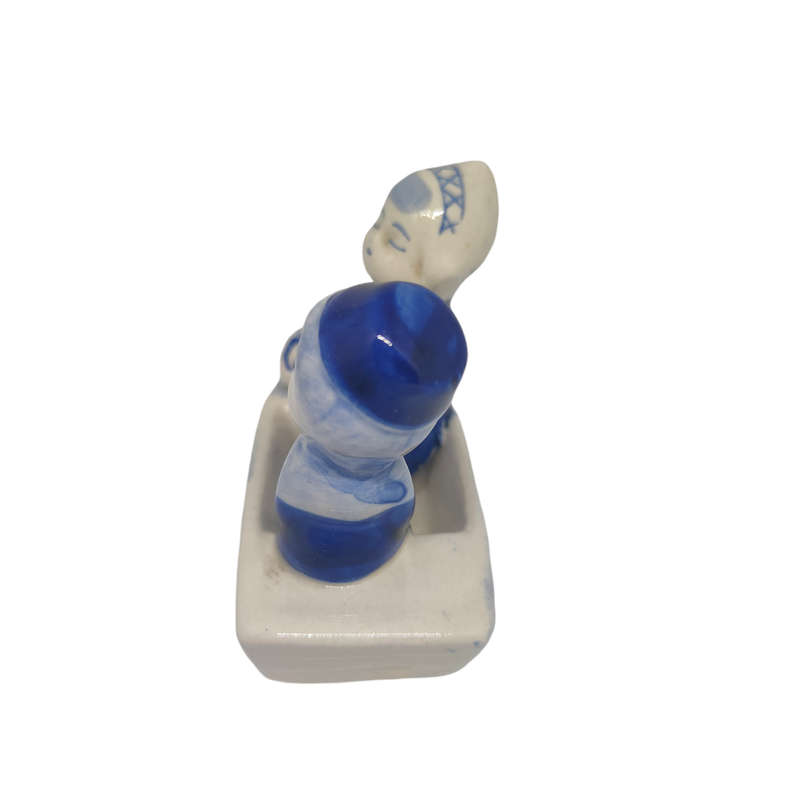 Vintage Delft like couple in a boat