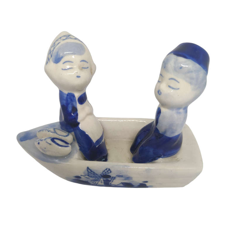 Vintage Delft like couple in a boat