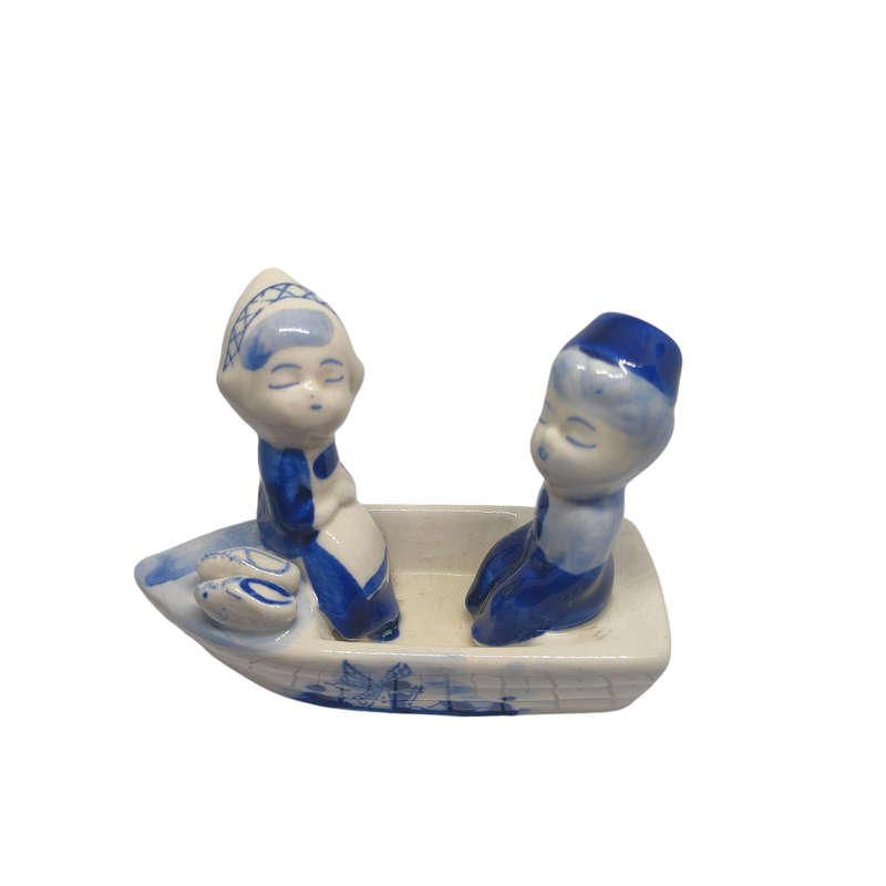 Vintage Delft like couple in a boat