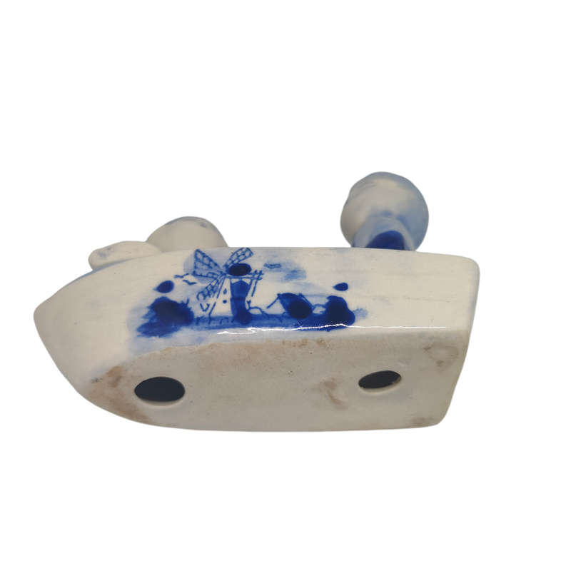 Vintage Delft like couple in a boat