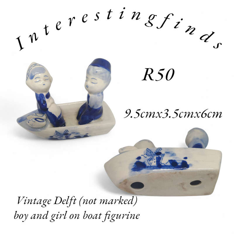 Vintage Delft like couple in a boat
