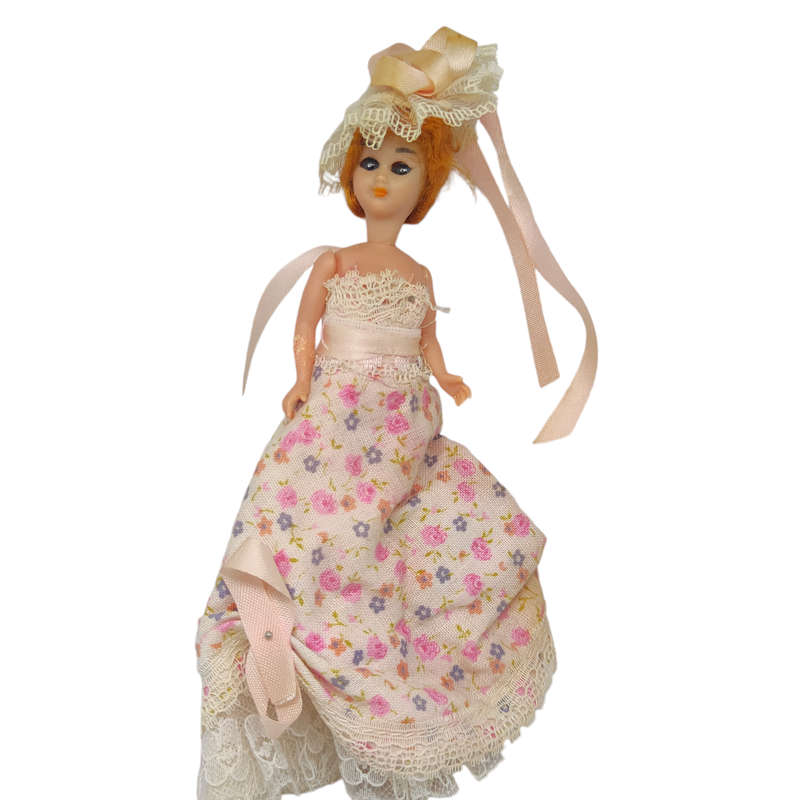 Vintage souvenir doll with sleep eyes