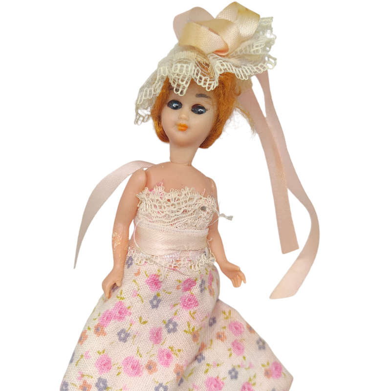 Vintage souvenir doll with sleep eyes
