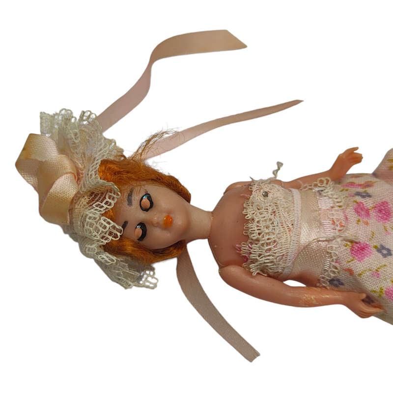 Vintage souvenir doll with sleep eyes