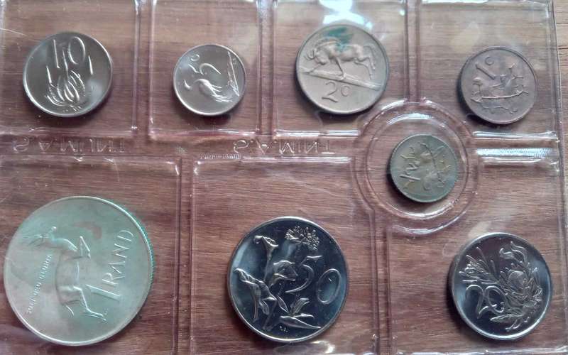 SOUTH AFRICAN  MINT PACK 1976 WITH SILVER R1