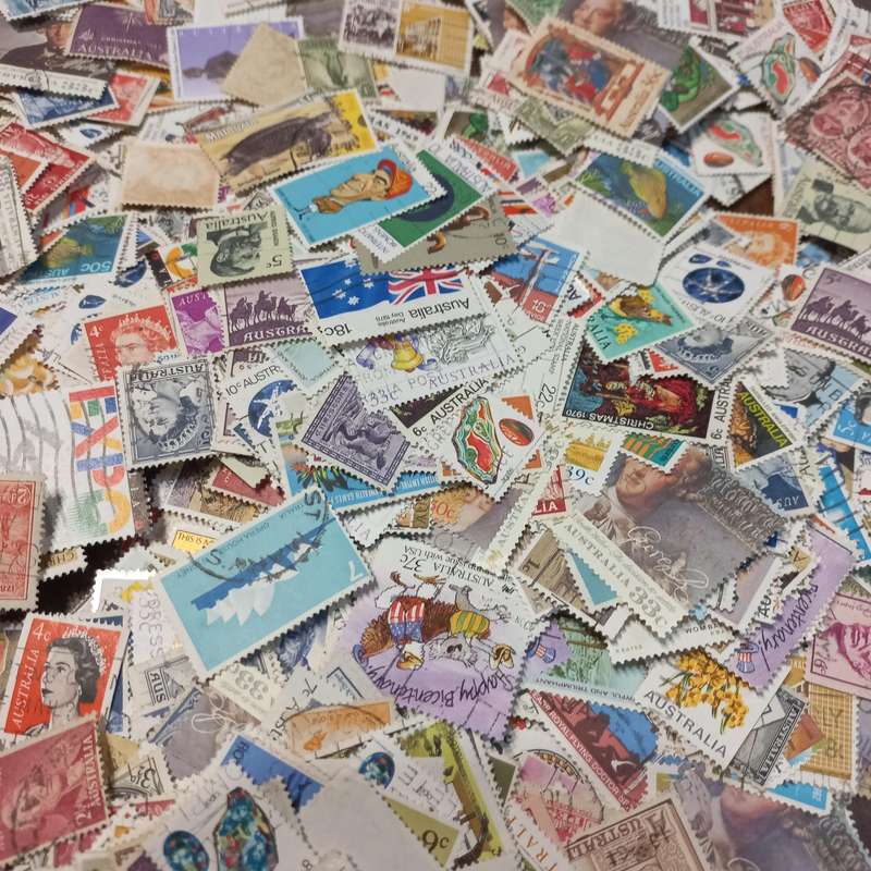 Australia off paper - Huge lot of 1000's stamps - R1 start