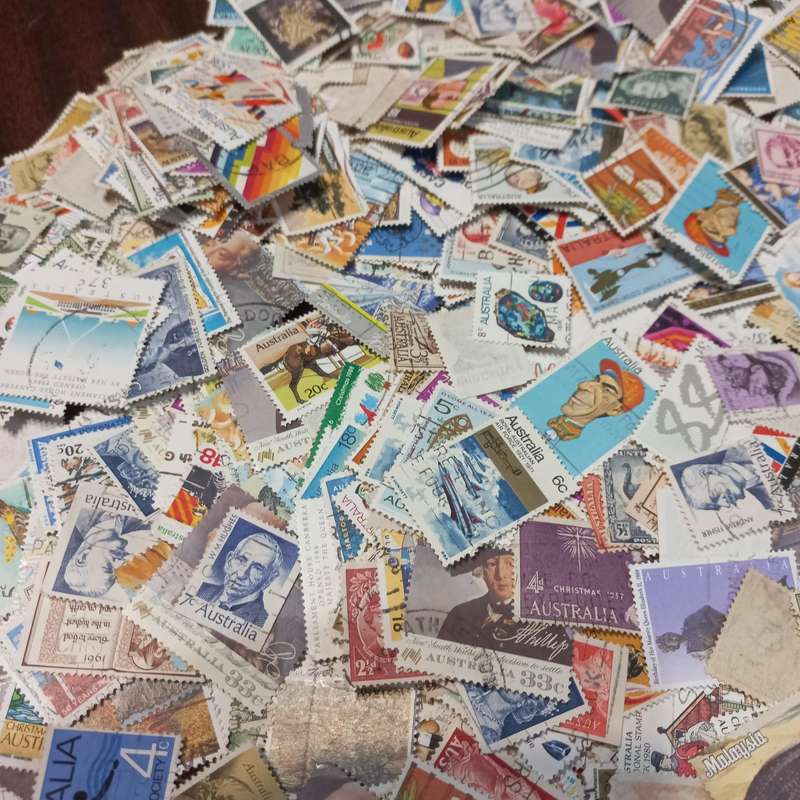 Australia off paper - Huge lot of 1000's stamps - R1 start