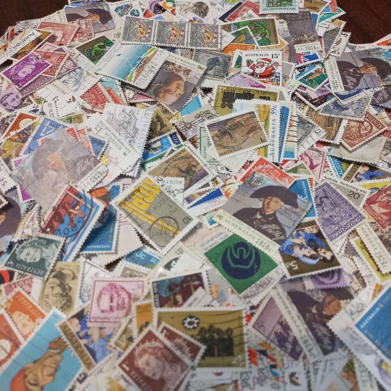 Australia off paper - Huge lot of 1000's stamps - R1 start