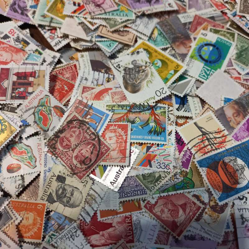 Australia off paper - Huge lot of 1000's stamps - R1 start