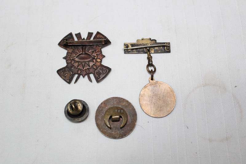 WW1 badges x 4 - details........