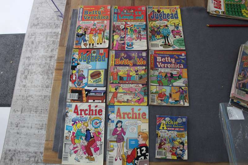 Archie / Betty / Jughead Comics x 8 - PLUS Archie book!