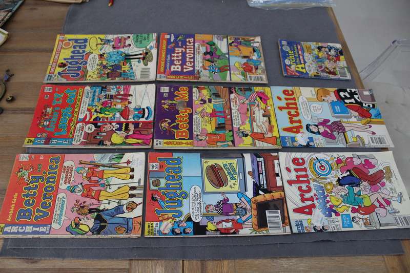 Archie / Betty / Jughead Comics x 8 - PLUS Archie book!