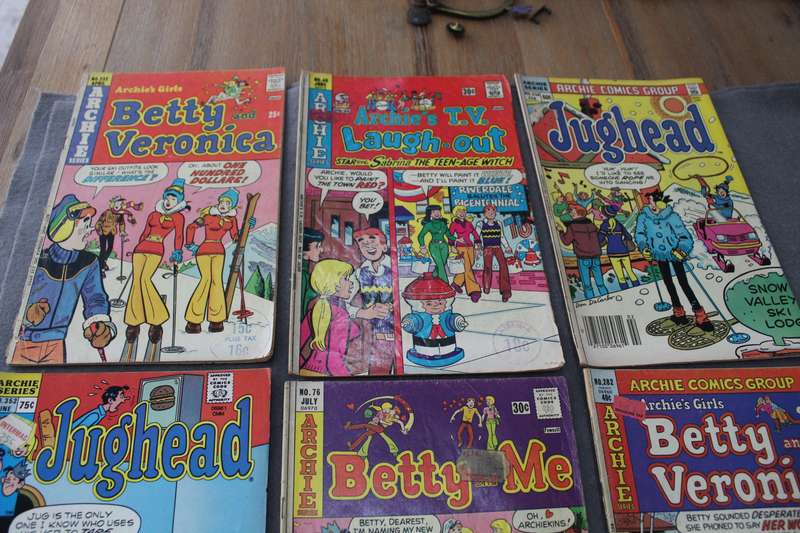 Archie / Betty / Jughead Comics x 8 - PLUS Archie book!