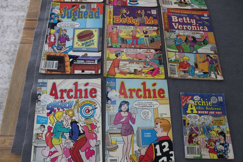 Archie / Betty / Jughead Comics x 8 - PLUS Archie book!