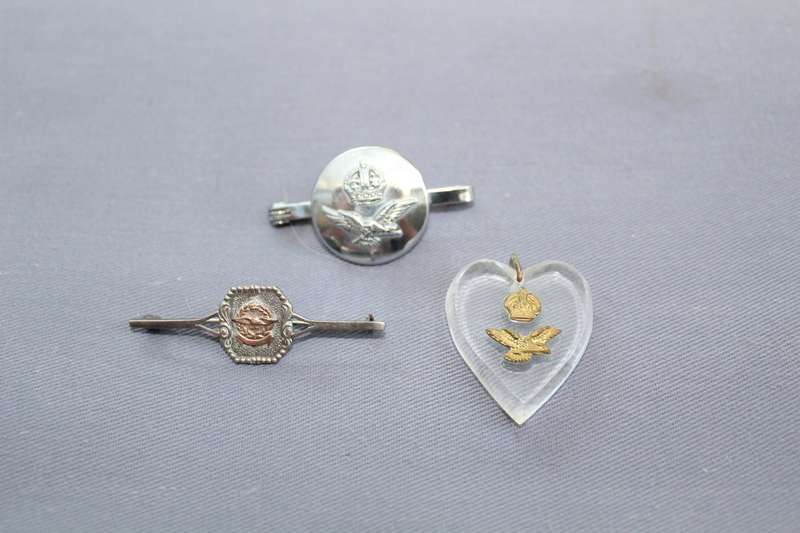Airforce sweetheart brooches (with some 9ct gold) and keyring