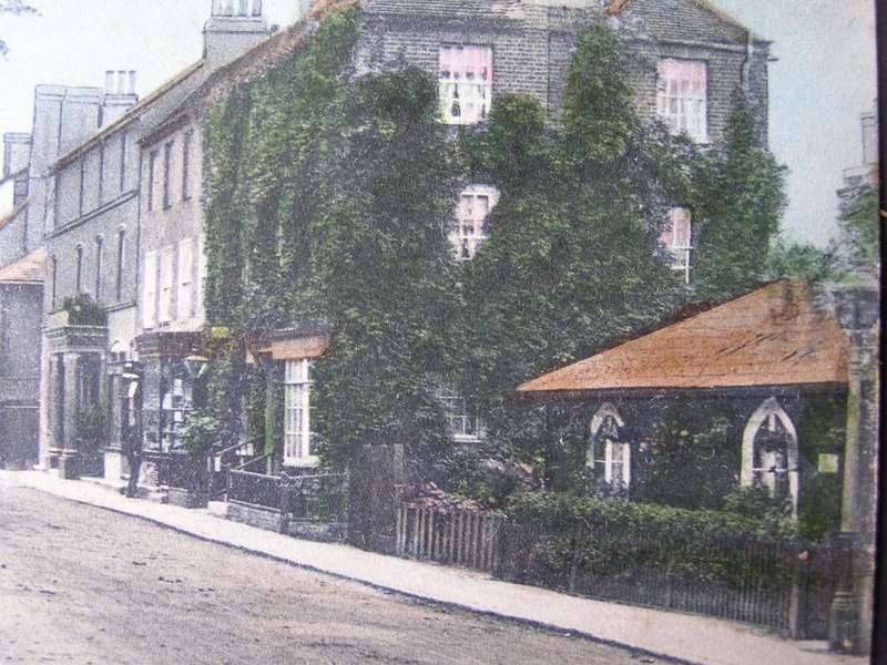 Antique British POSTCARD - The Street, Sunbury 1904
