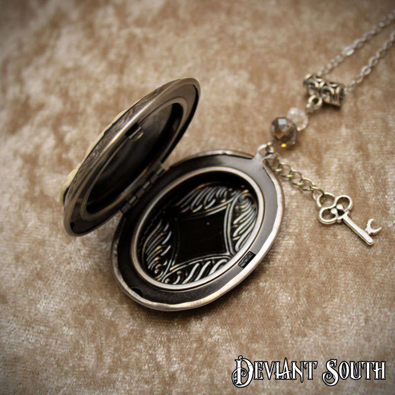 Deviant South Midnight Owl Cameo Locket, Silver 1.8mm Stainless Steel Chain